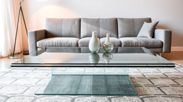 Ajoutez de l'élégance moderne à votre salon avec une table basse en verre